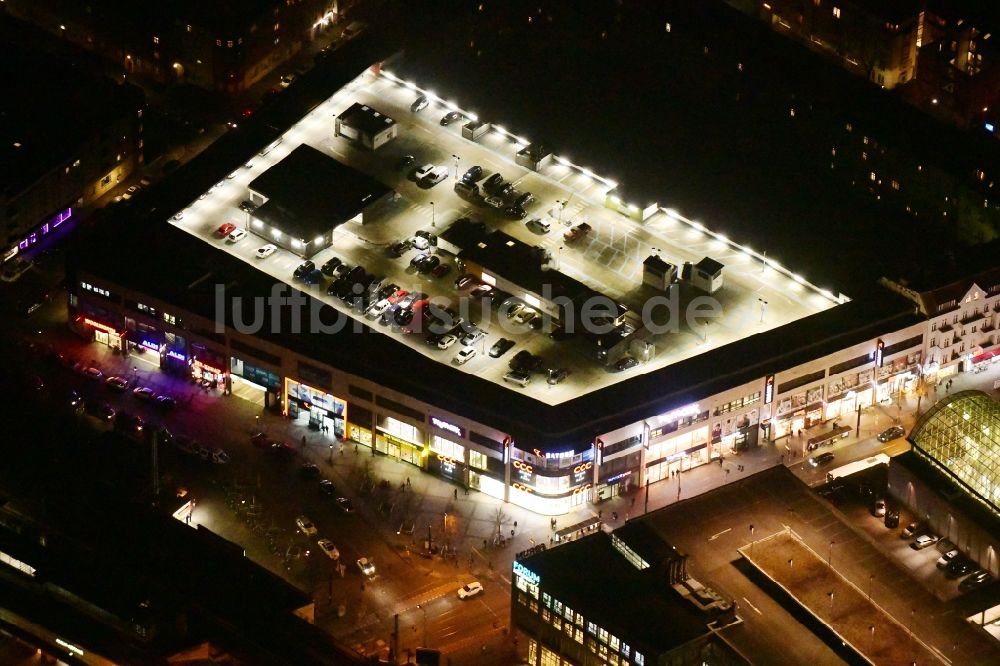 Nacht-Luftaufnahme Berlin - Nachtluftbild Nachtluftbild des Einkaufszentrum am Elcknerplatz am Bahnhof Berlin - Köpenick