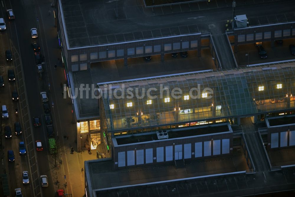 Berlin bei Nacht von oben - Nachtluftbild des Einkaufszentrum Forum - Köpenick am Bahnhof Berlin - Köpenick