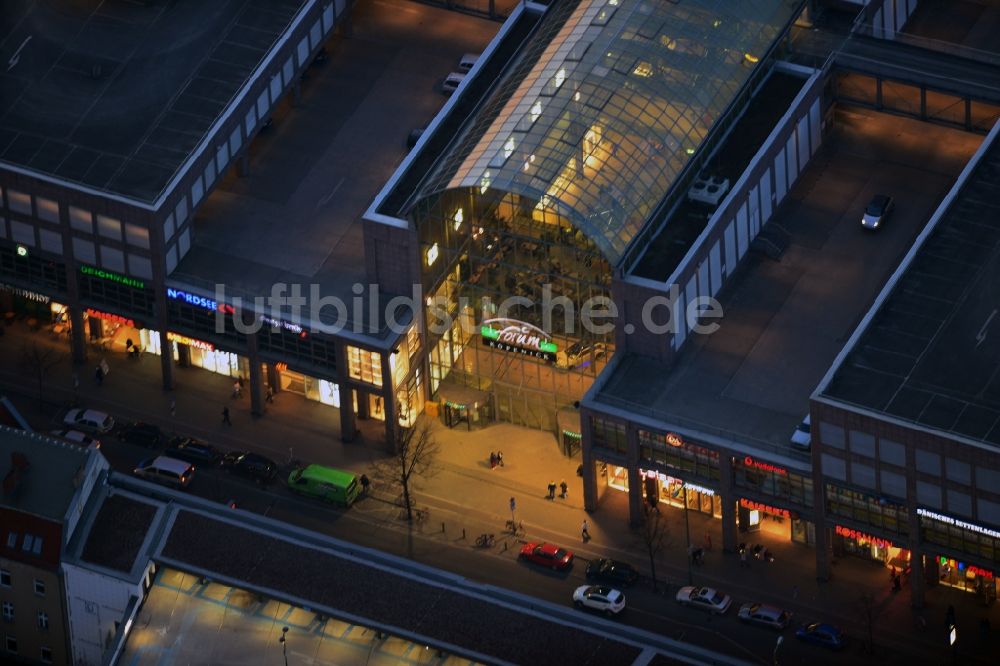 Berlin bei Nacht von oben - Nachtluftbild des Einkaufszentrum Forum - Köpenick am Bahnhof Berlin - Köpenick