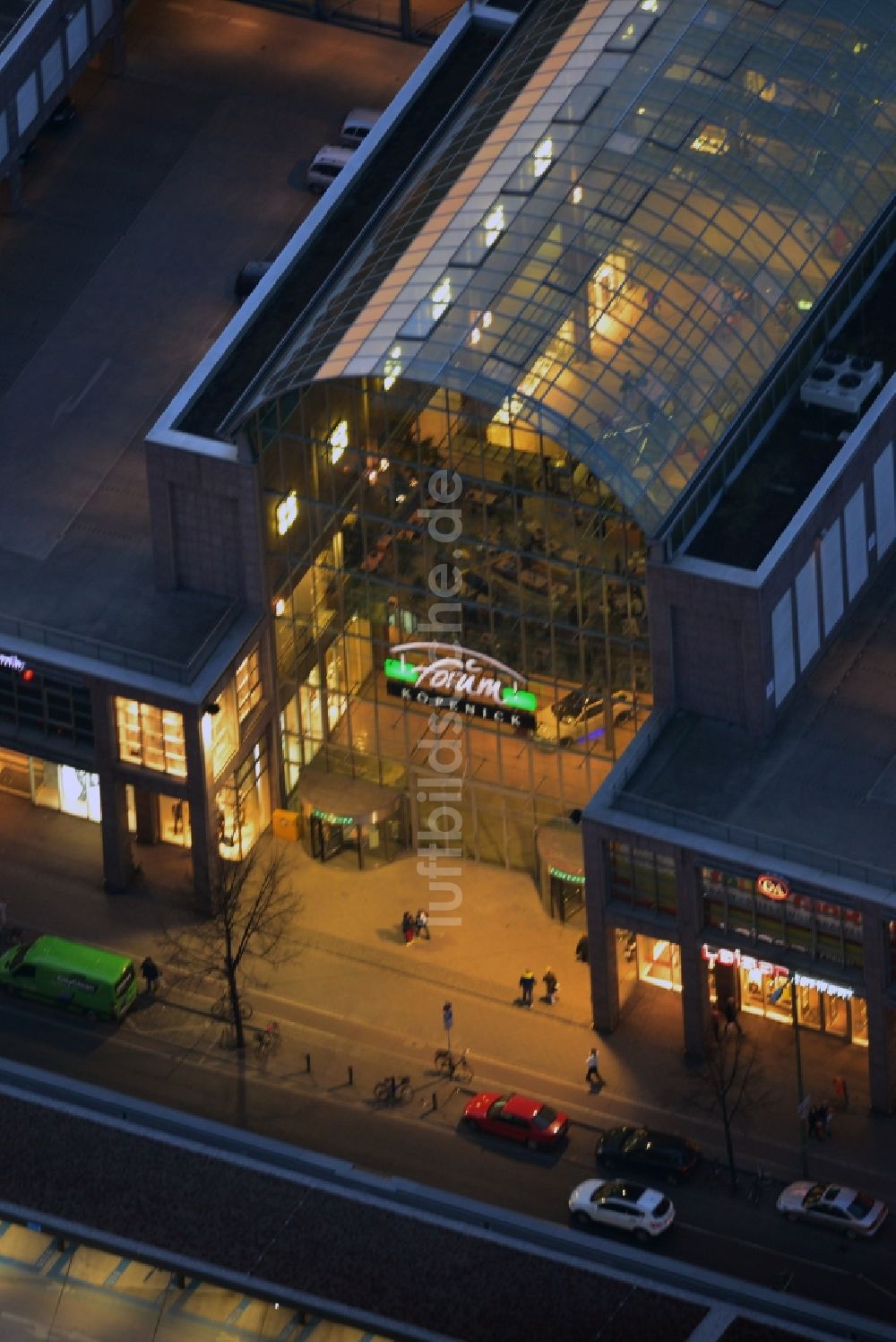 Berlin bei Nacht aus der Vogelperspektive: Nachtluftbild des Einkaufszentrum Forum - Köpenick am Bahnhof Berlin - Köpenick