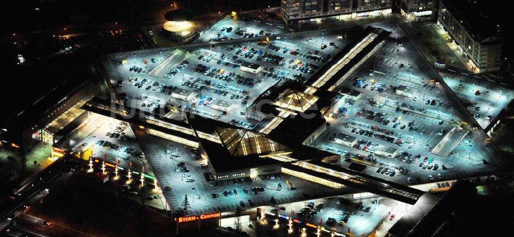 Nacht-Luftaufnahme Potsdam - Nachtluftbild des Einkaufszentrum Stern Center Potsdam - Drewitz