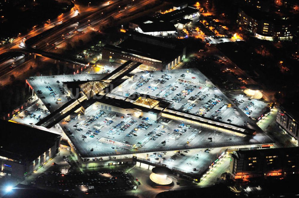 Potsdam bei Nacht aus der Vogelperspektive: Nachtluftbild des Einkaufszentrum Stern Center Potsdam - Drewitz