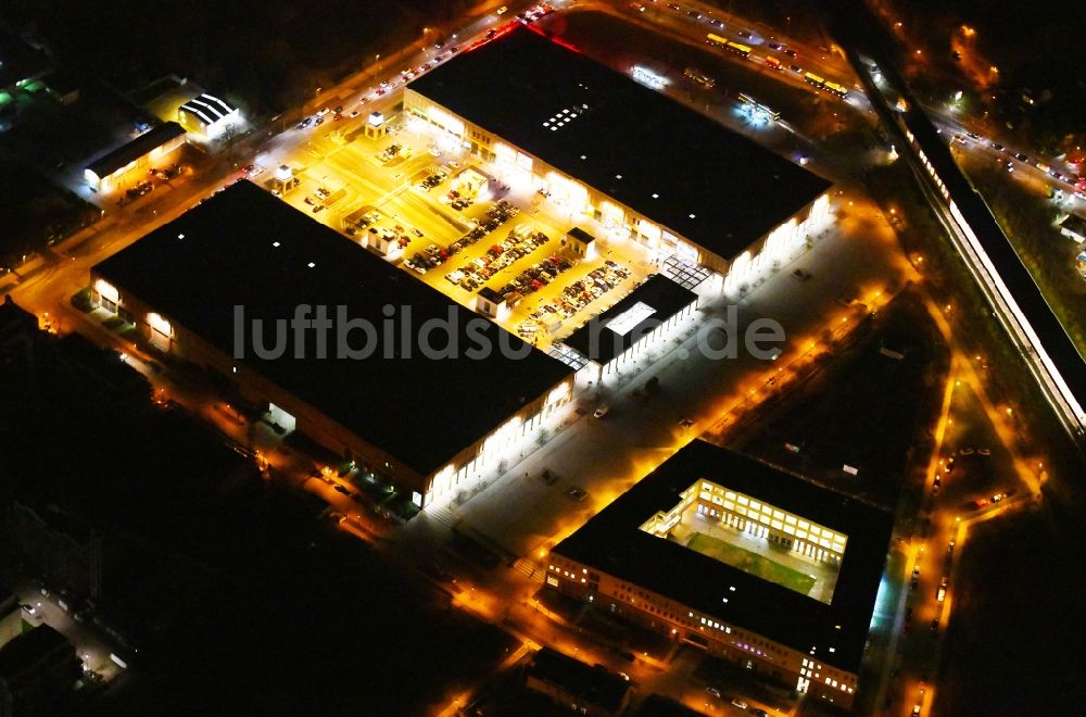 Berlin bei Nacht aus der Vogelperspektive: Nachtluftbild des Einkaufszentrums Biesdorf Center in Berlin Biesdorf