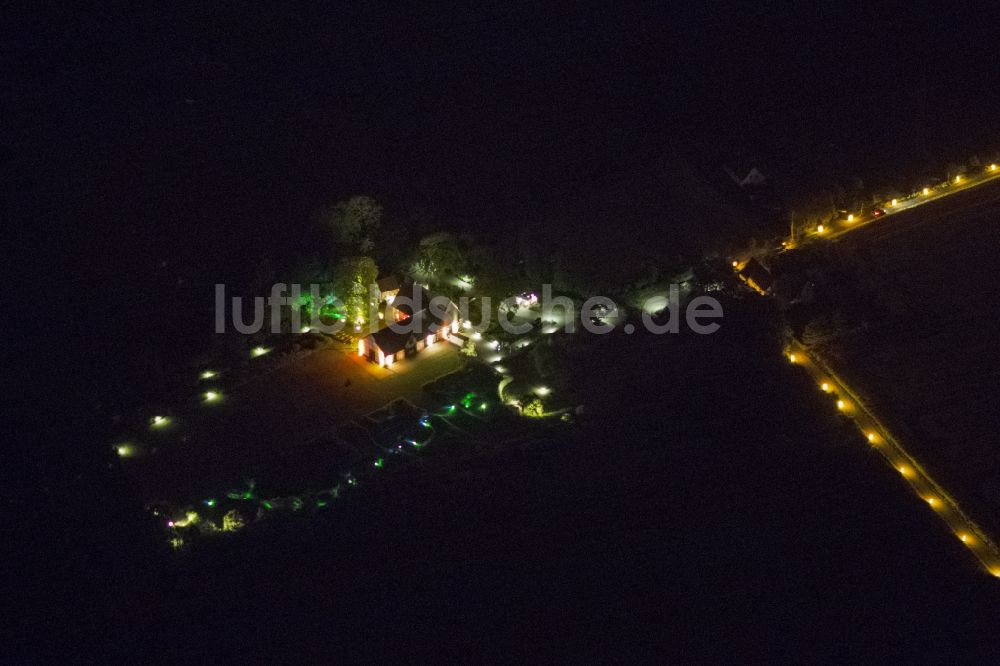 Holzwickede bei Nacht von oben - Nachtluftbild des Emscherquellhof einer Fachwerk-Hofanlage im westlichen Hixterwald von Holzwickede östlich von Dortmund