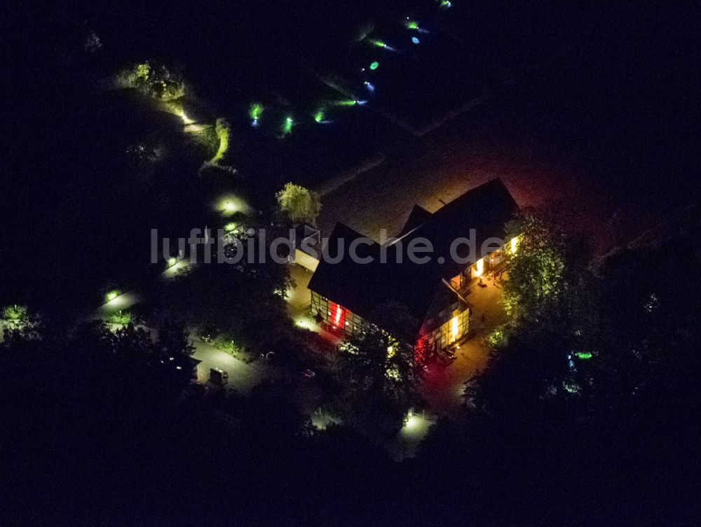 Holzwickede bei Nacht aus der Vogelperspektive: Nachtluftbild des Emscherquellhof einer Fachwerk-Hofanlage im westlichen Hixterwald von Holzwickede östlich von Dortmund