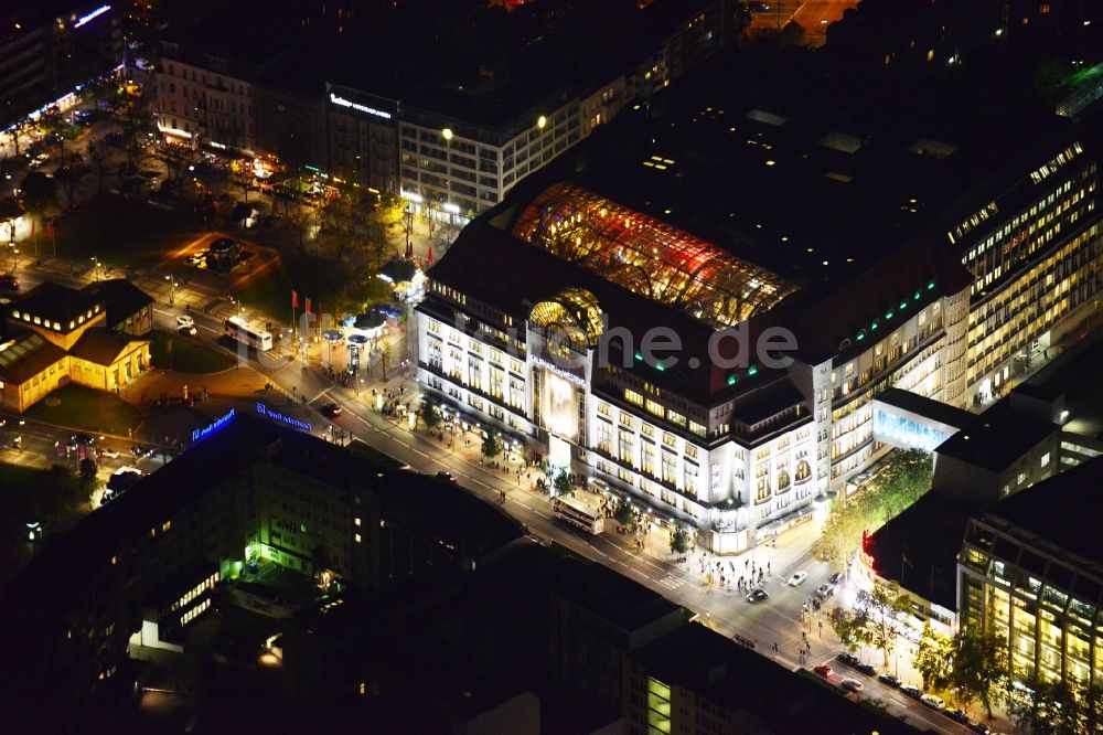 Nachtluftbild Berlin - Nachtluftbild des erleuchteten Kaufhaus des Westens ( KaDeWe ) am Wittenbergplatz in Berlin-Schöneberg