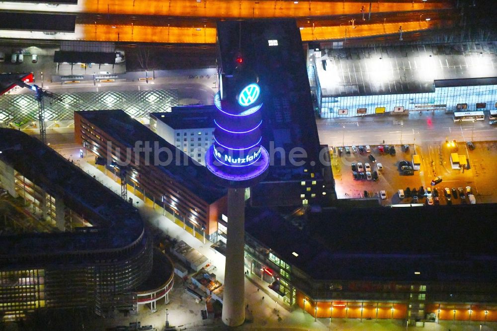 Nacht-Luftaufnahme Hannover - Nachtluftbild des Fernmeldeturm und Fernsehturm in Hannover im Bundesland Niedersachsen, Deutschland