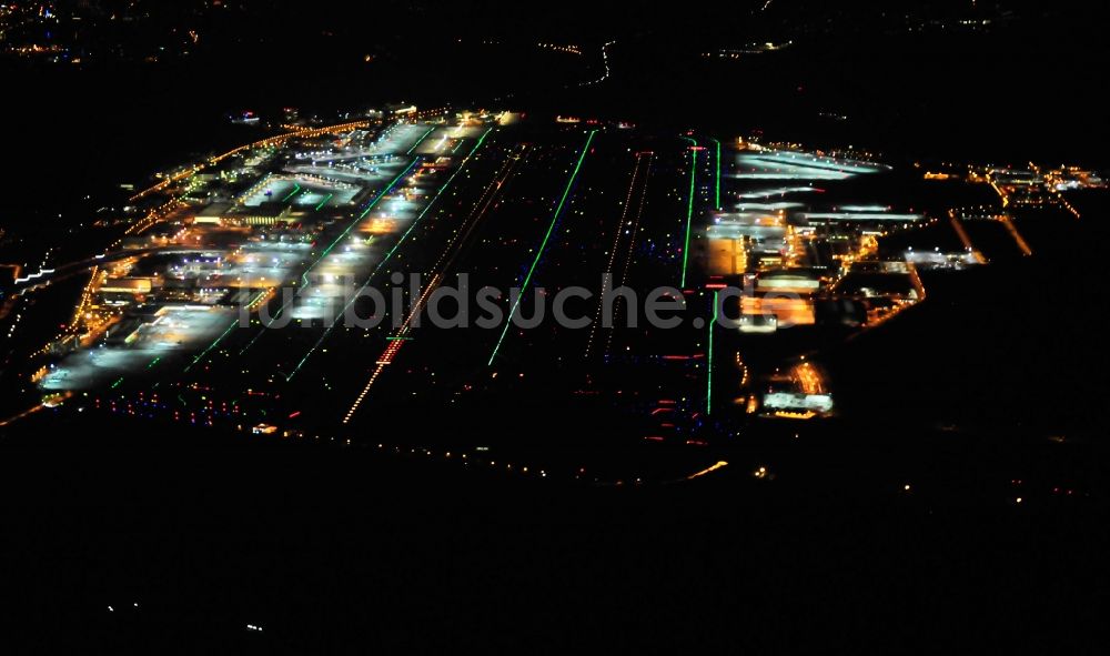 Frankfurt am Main bei Nacht aus der Vogelperspektive: Nachtluftbild des Flughafen in Frankfurt am Main im Bundesland Hessen