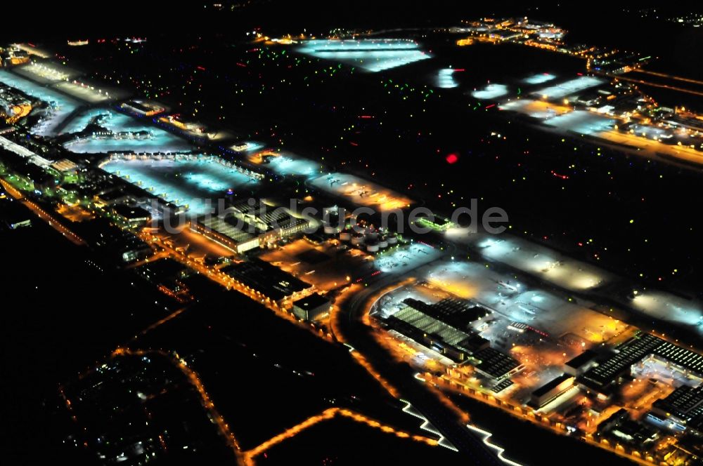 Nacht-Luftaufnahme Frankfurt am Main - Nachtluftbild des Flughafen in Frankfurt am Main im Bundesland Hessen