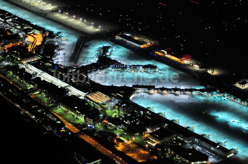 Frankfurt am Main bei Nacht von oben - Nachtluftbild des Flughafen in Frankfurt am Main im Bundesland Hessen