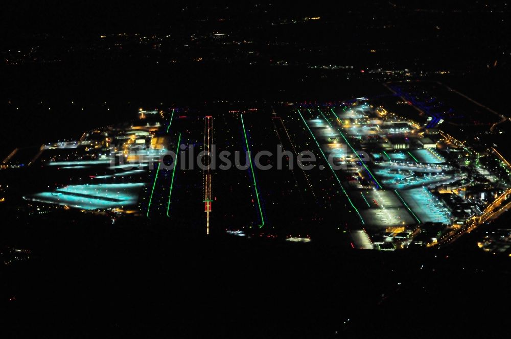 Nachtluftbild Frankfurt am Main - Nachtluftbild des Flughafen in Frankfurt am Main im Bundesland Hessen