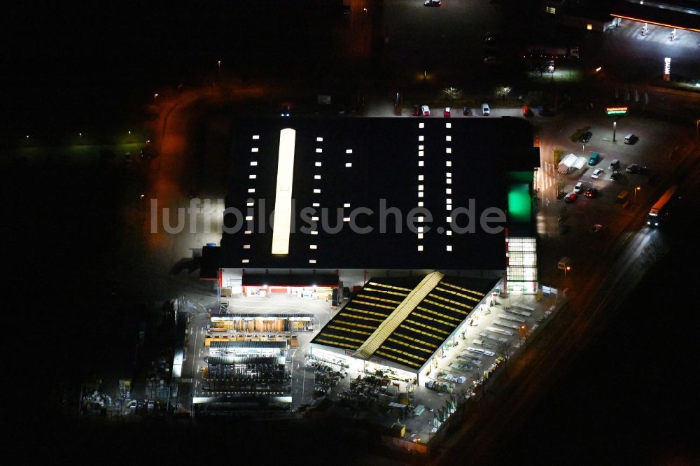 Wittstock/Dosse bei Nacht von oben - Nachtluftbild des Gebäude des Baumarktes der hagebaumarkt wittstock GmbH + Co. KG in Wittstock/Dosse im Bundesland Brandenburg, Deutschland