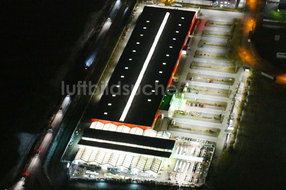 Hattorf-Heiligendorf bei Nacht aus der Vogelperspektive: Nachtluftbild des Gebäude des Baumarktes hagebaumarkt Wolfsburg-Hattorf am Heinenkamp in Hattorf-Heiligendorf im Bundesland Niedersachsen, Deutschland