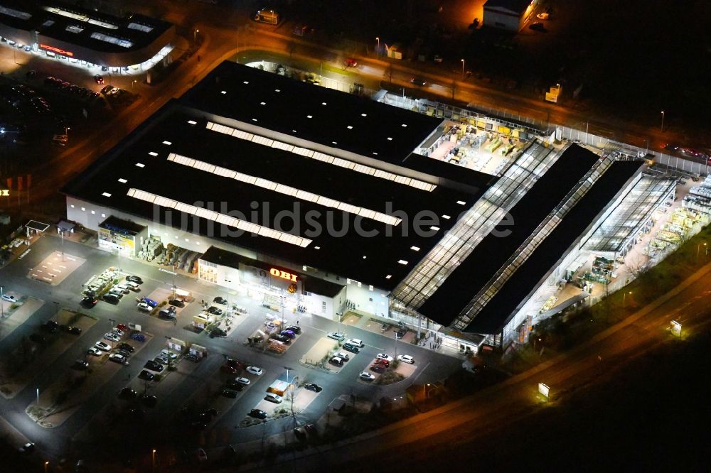 Erfurt bei Nacht von oben - Nachtluftbild des Gebäude des Baumarktes OBI Markt Erfurt Süd in der Holzlandstraße in Erfurt im Bundesland Thüringen, Deutschland