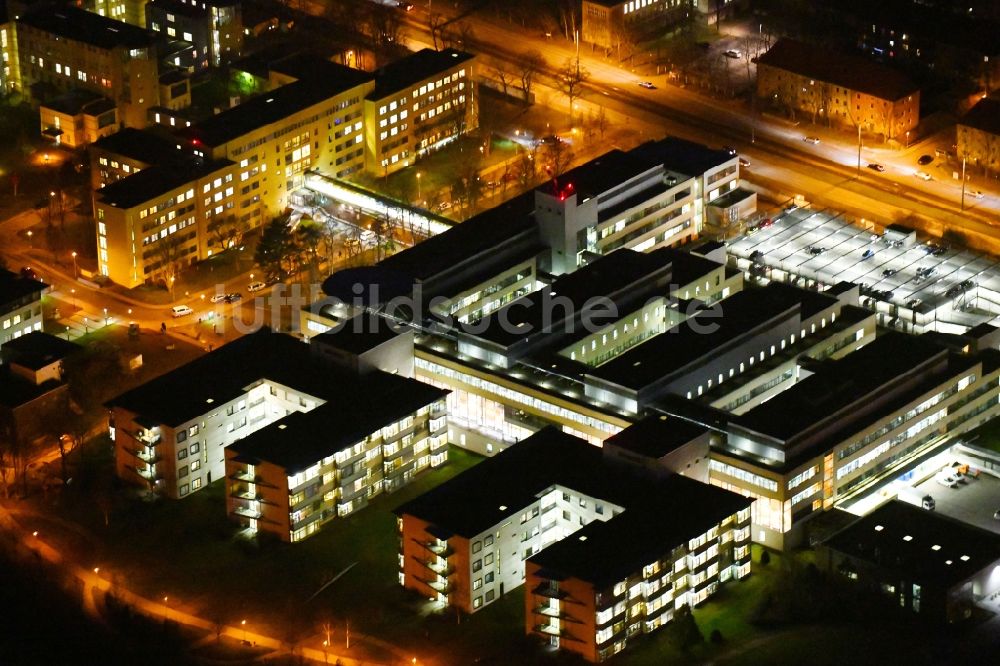 Erfurt bei Nacht aus der Vogelperspektive: Nachtluftbild des Gebäude- Komplex des Helios Klinikum an der Nordhäuser Straße in Erfurt im Bundesland Thüringen