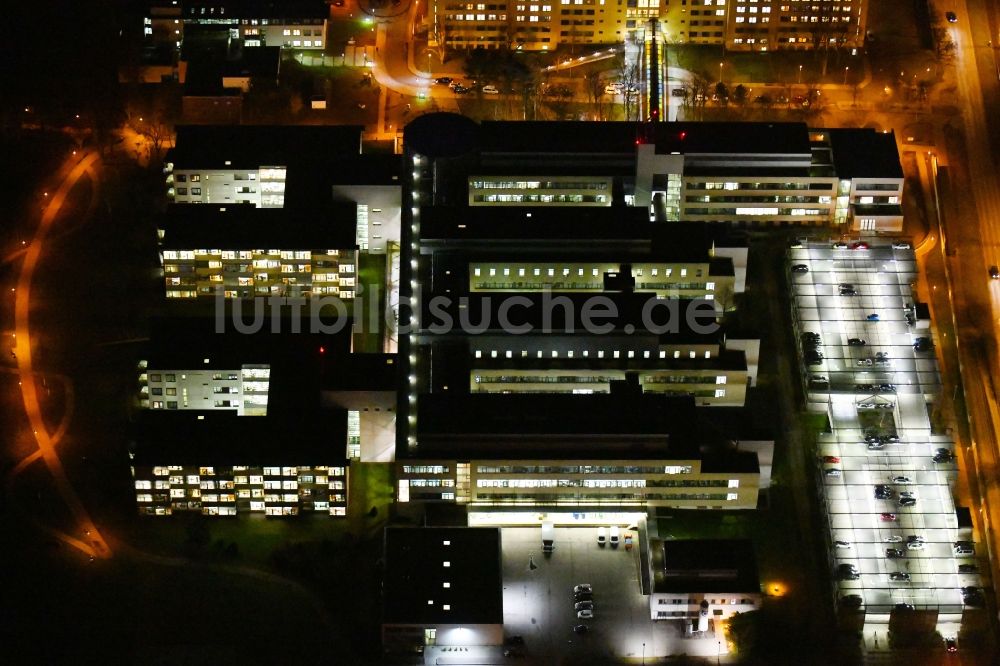 Nachtluftbild Erfurt - Nachtluftbild des Gebäude- Komplex des Helios Klinikum an der Nordhäuser Straße in Erfurt im Bundesland Thüringen