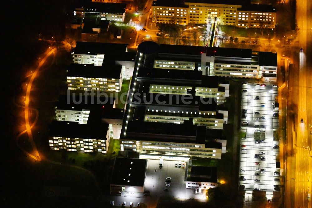 Nacht-Luftaufnahme Erfurt - Nachtluftbild des Gebäude- Komplex des Helios Klinikum an der Nordhäuser Straße in Erfurt im Bundesland Thüringen