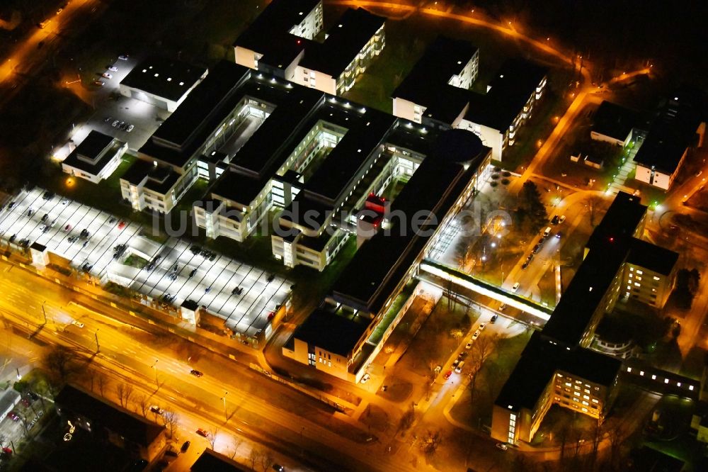 Erfurt bei Nacht aus der Vogelperspektive: Nachtluftbild des Gebäude- Komplex des Helios Klinikum an der Nordhäuser Straße in Erfurt im Bundesland Thüringen