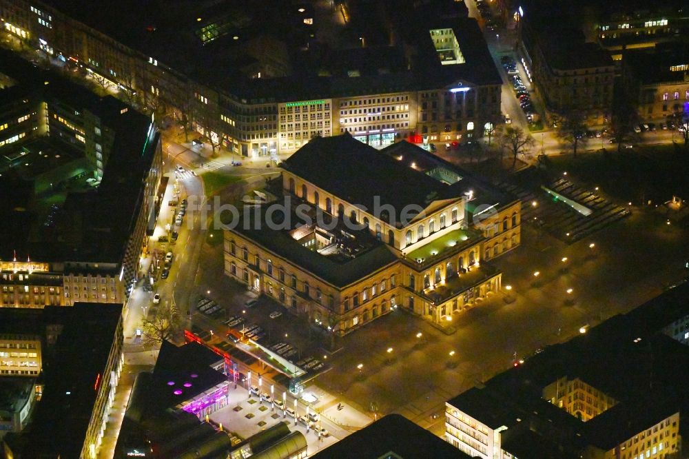 Nacht-Luftaufnahme Hannover - Nachtluftbild des Gebäude des Konzerthauses und Theater- Schauspielhauses in Hannover im Bundesland Niedersachsen, Deutschland