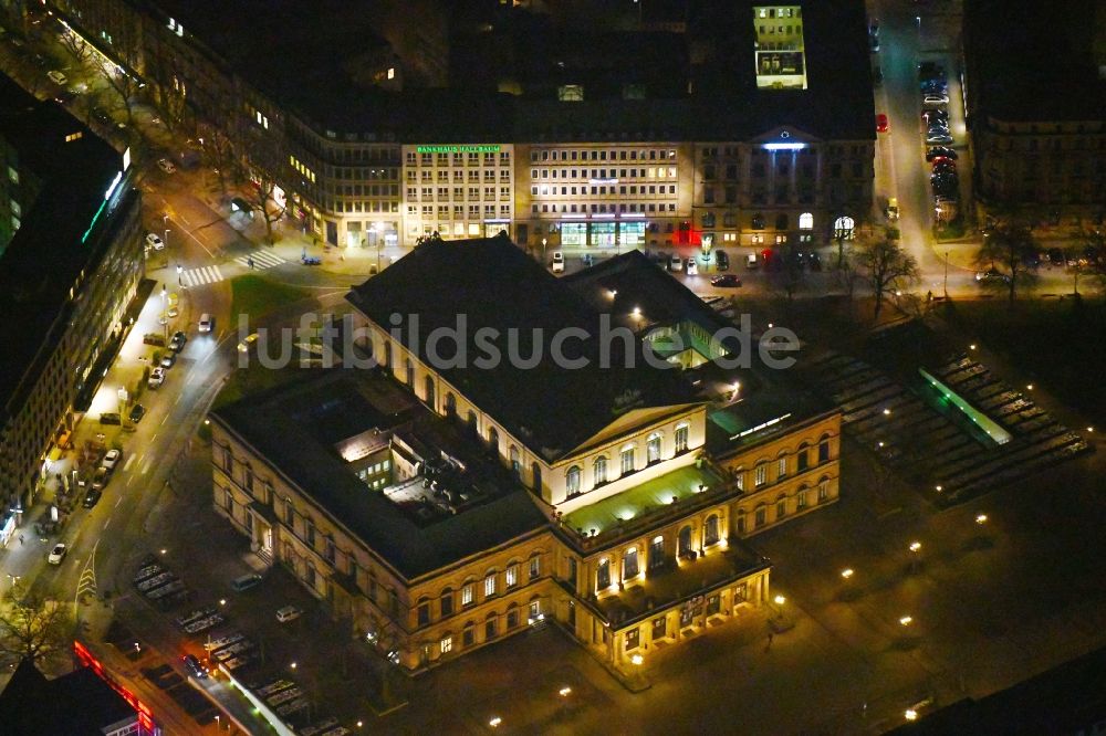 Hannover bei Nacht aus der Vogelperspektive: Nachtluftbild des Gebäude des Konzerthauses und Theater- Schauspielhauses in Hannover im Bundesland Niedersachsen, Deutschland