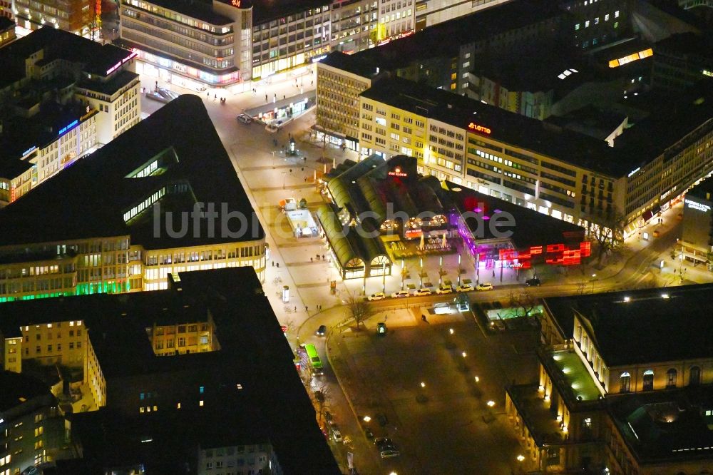 Nachtluftbild Hannover - Nachtluftbild des Gebäude des Restaurant Jim Block Hannover und des KundenCenter von enercity am Kröpcke im Ortsteil Mitte in Hannover im Bundesland Niedersachsen, Deutschland