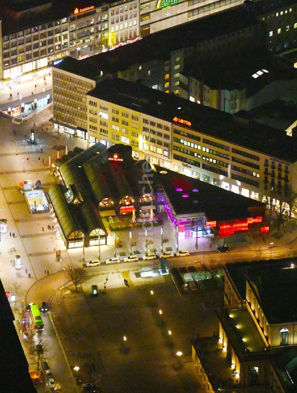 Nacht-Luftaufnahme Hannover - Nachtluftbild des Gebäude des Restaurant Jim Block Hannover und des KundenCenter von enercity am Kröpcke im Ortsteil Mitte in Hannover im Bundesland Niedersachsen, Deutschland