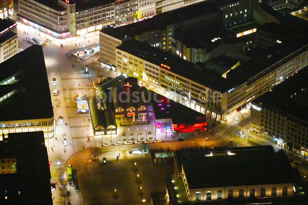 Hannover bei Nacht von oben - Nachtluftbild des Gebäude des Restaurant Jim Block Hannover und des KundenCenter von enercity am Kröpcke im Ortsteil Mitte in Hannover im Bundesland Niedersachsen, Deutschland