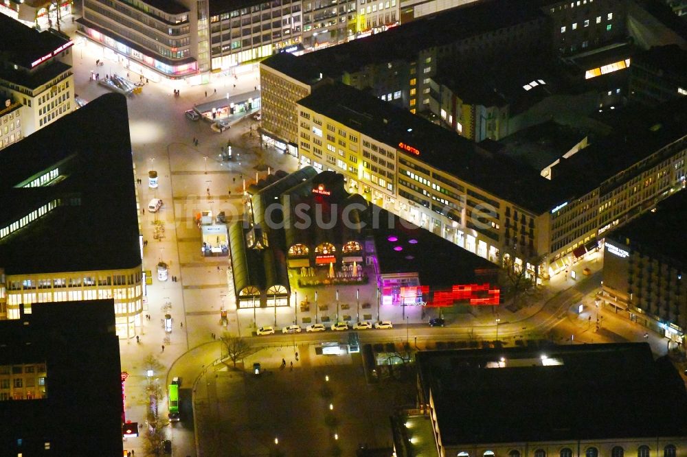 Hannover bei Nacht aus der Vogelperspektive: Nachtluftbild des Gebäude des Restaurant Jim Block Hannover und des KundenCenter von enercity am Kröpcke im Ortsteil Mitte in Hannover im Bundesland Niedersachsen, Deutschland