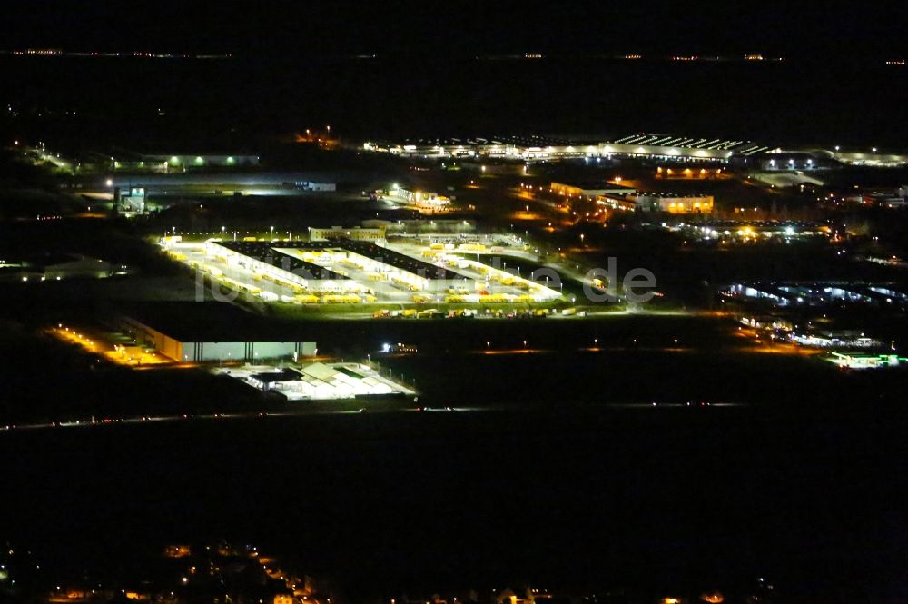 Nohra bei Nacht von oben - Nachtluftbild des Gebäudekomplex und Gelände des Logistikzentrums der DHL Paket GmbH an der Stangenallee in Nohra im Bundesland Thüringen, Deutschland