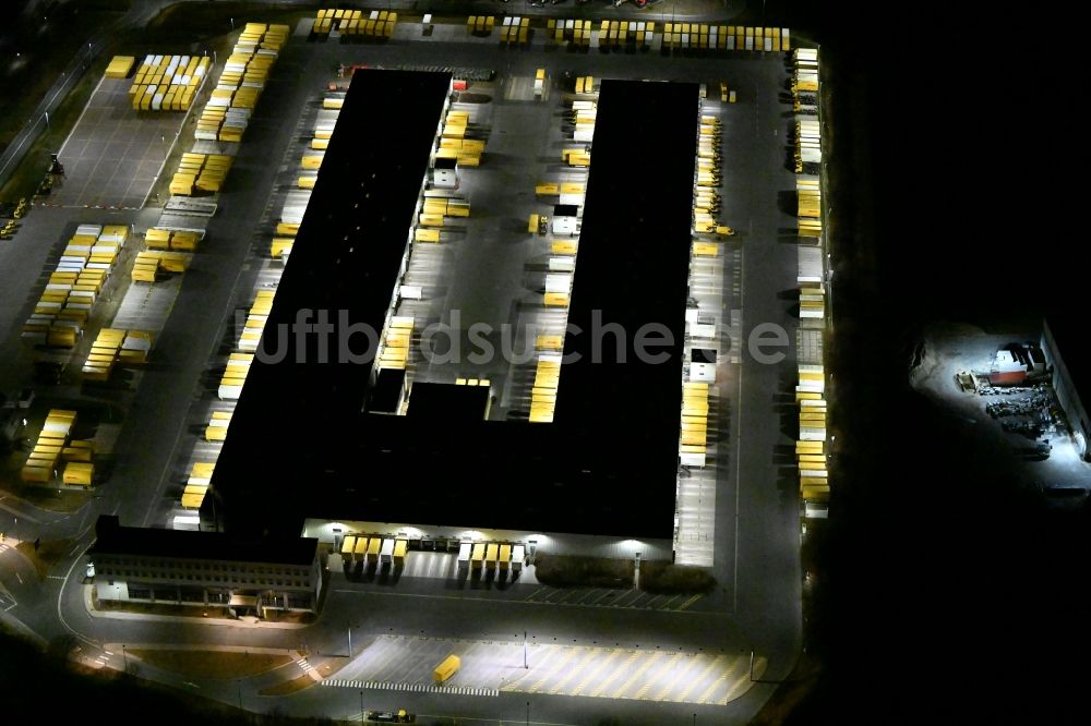 Nacht-Luftaufnahme Nohra - Nachtluftbild des Gebäudekomplex und Gelände des Logistikzentrums der DHL Paket GmbH an der Stangenallee in Nohra im Bundesland Thüringen, Deutschland