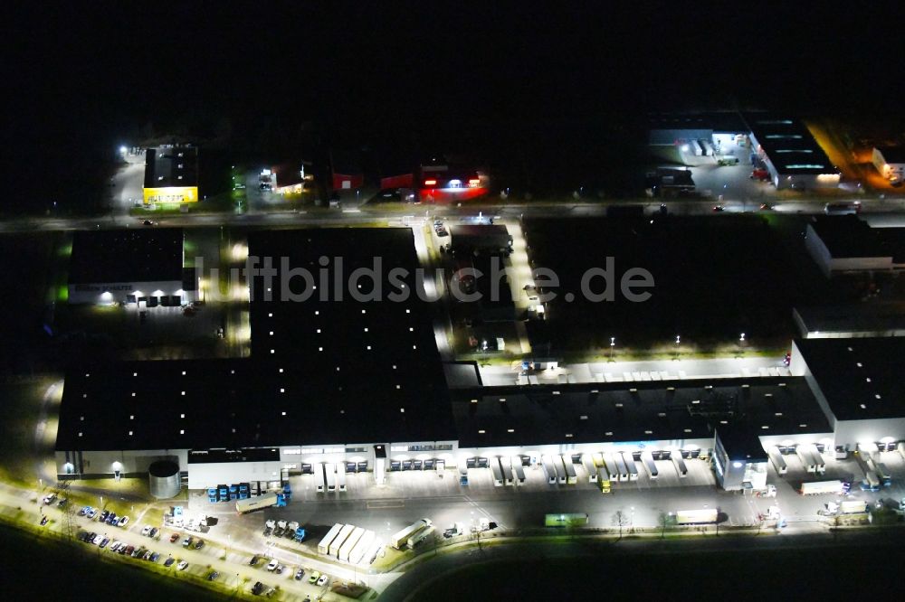 Gotha bei Nacht aus der Vogelperspektive: Nachtluftbild des Gebäudekomplex und Gelände des Logistikzentrums der Kraftverkehr Nagel GmbH & Co. KG in der Kurt-Nagel-Straße in Gotha im Bundesland Thüringen, Deutschland