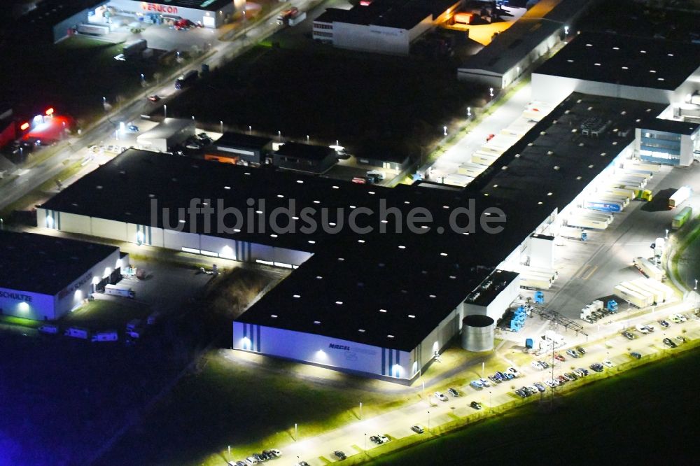 Gotha bei Nacht von oben - Nachtluftbild des Gebäudekomplex und Gelände des Logistikzentrums der Kraftverkehr Nagel GmbH & Co. KG in der Kurt-Nagel-Straße in Gotha im Bundesland Thüringen, Deutschland