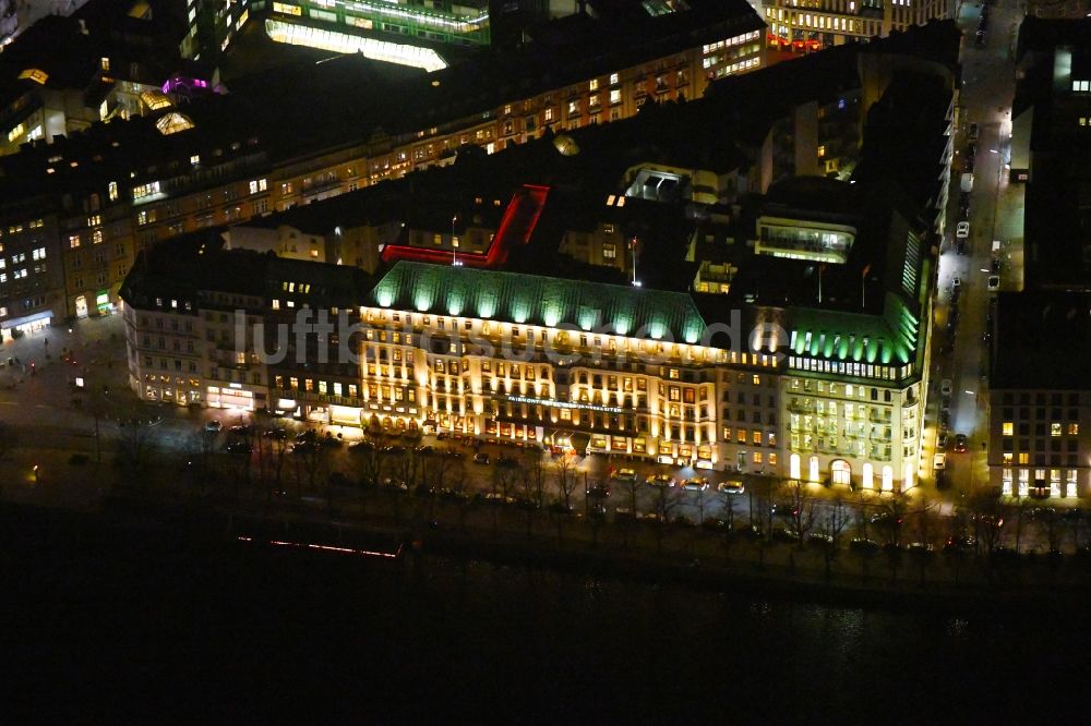 Nachtluftbild Hamburg - Nachtluftbild des Gebäudekomplex der Hotelanlage Fairmont Hotel Vier Jahreszeiten in Hamburg, Deutschland