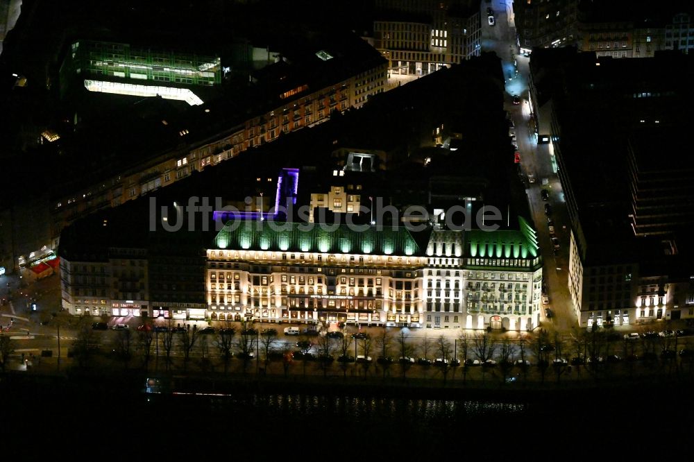 Nacht-Luftaufnahme Hamburg - Nachtluftbild des Gebäudekomplex der Hotelanlage Fairmont Hotel Vier Jahreszeiten in Hamburg, Deutschland