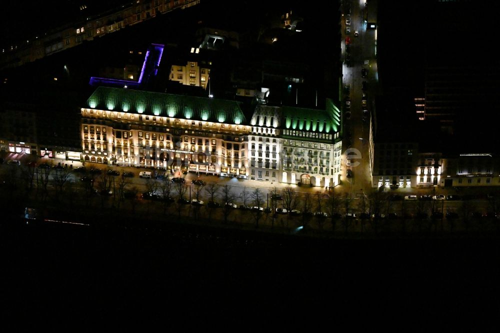 Hamburg bei Nacht aus der Vogelperspektive: Nachtluftbild des Gebäudekomplex der Hotelanlage Fairmont Hotel Vier Jahreszeiten in Hamburg, Deutschland