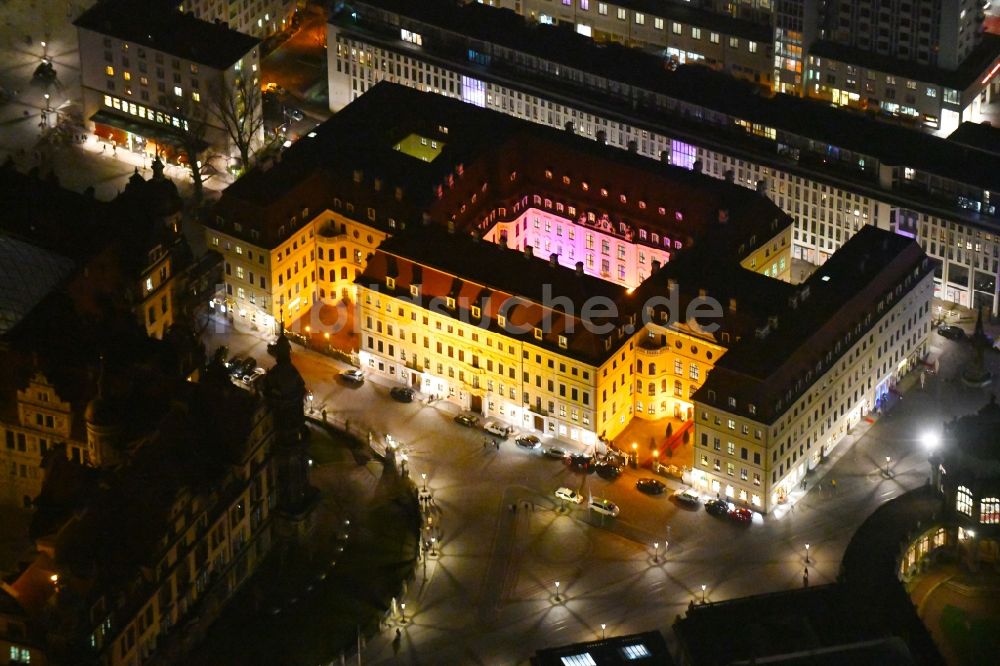 Nacht-Luftaufnahme Dresden - Nachtluftbild des Gebäudekomplex der Hotelanlage am Taschenberg im Ortsteil Altstadt in Dresden im Bundesland Sachsen, Deutschland