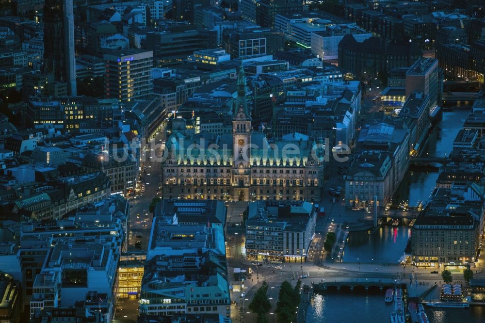 Nacht-Luftaufnahme Hamburg - Nachtluftbild des Gebäudes Hamburger Rathaus als Sitz der Bürgerschaft ( Parlament ) und des Senats ( Landesregierung ) der Freien und Hansestadt Hamburg