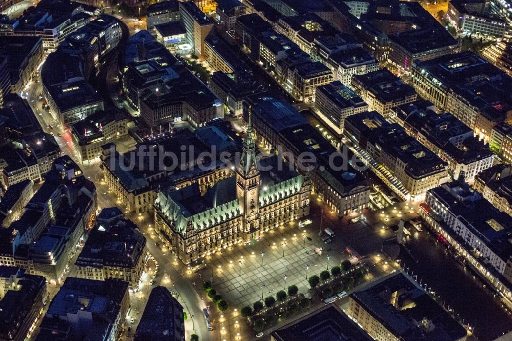 Hamburg bei Nacht von oben - Nachtluftbild des Gebäudes Hamburger Rathaus als Sitz der Bürgerschaft ( Parlament ) und des Senats ( Landesregierung ) der Freien und Hansestadt Hamburg