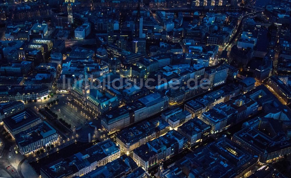 Hamburg bei Nacht aus der Vogelperspektive: Nachtluftbild des Gebäudes Hamburger Rathaus als Sitz der Bürgerschaft ( Parlament ) und des Senats ( Landesregierung ) der Freien und Hansestadt Hamburg