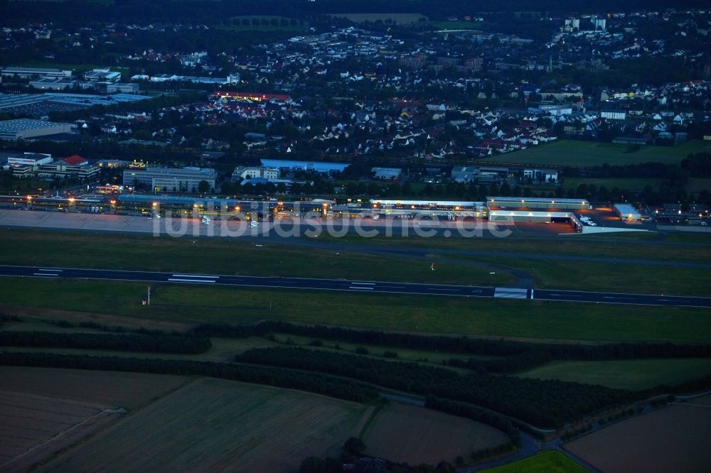 Holzwickede bei Nacht von oben - Nachtluftbild des Geländes des Flughafen Dortmund Airport 21 (EDLW, DTM) und von Holzwickede im Bundesland Nordrhein-Westfalen