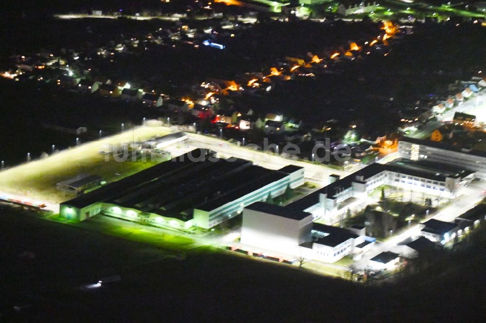 Arnstadt bei Nacht aus der Vogelperspektive: Nachtluftbild des Gewerbegebiet entlang des Bierweg - Am Obertunk in Arnstadt im Bundesland Thüringen, Deutschland