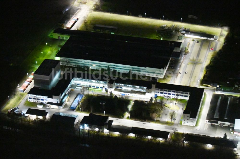 Arnstadt bei Nacht aus der Vogelperspektive: Nachtluftbild des Gewerbegebiet entlang des Bierweg - Am Obertunk in Arnstadt im Bundesland Thüringen, Deutschland