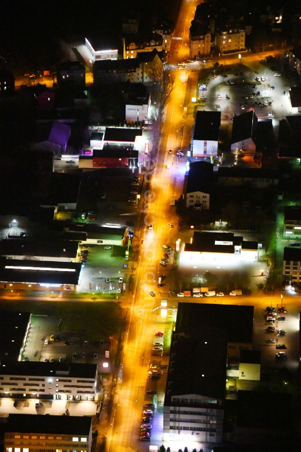 Weimar bei Nacht von oben - Nachtluftbild des Gewerbegebiet entlang der Rießnerstraße in Weimar im Bundesland Thüringen, Deutschland