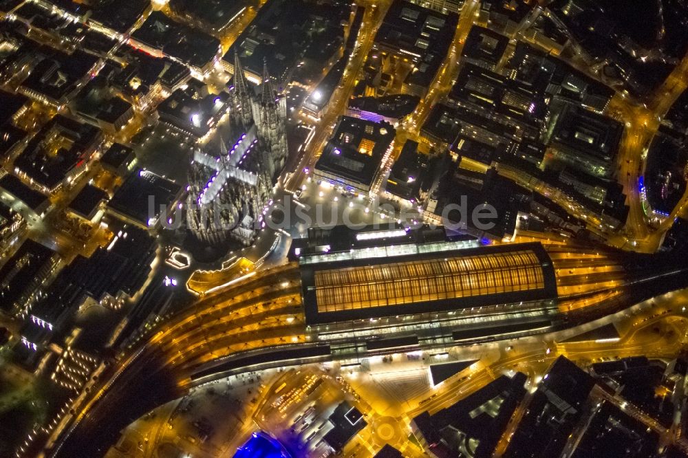 Köln bei Nacht aus der Vogelperspektive: Nachtluftbild des Hauptbahnhof der Deutschen Bahn in der Altstadt / Innenstadt von Köln im Bundesland Nordrhein-Westfalen