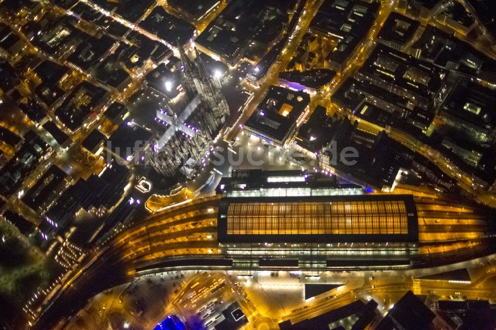 Nachtluftbild Köln - Nachtluftbild des Hauptbahnhof der Deutschen Bahn in der Altstadt / Innenstadt von Köln im Bundesland Nordrhein-Westfalen