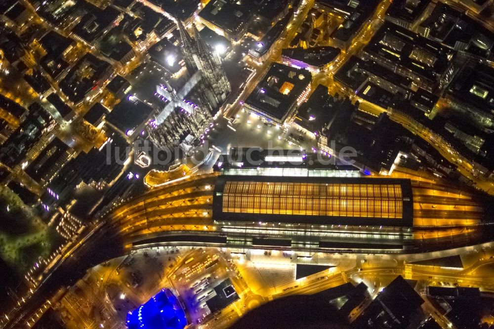 Nacht-Luftaufnahme Köln - Nachtluftbild des Hauptbahnhof der Deutschen Bahn in der Altstadt / Innenstadt von Köln im Bundesland Nordrhein-Westfalen