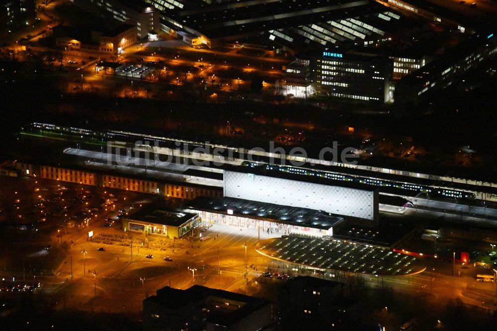 Nachtluftbild Braunschweig - Nachtluftbild des Hauptbahnhof der Deutschen Bahn in Braunschweig im Bundesland Niedersachsen