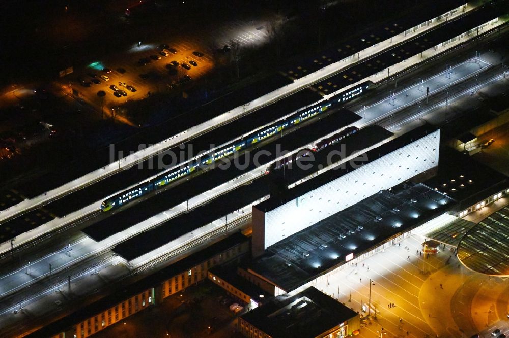 Braunschweig bei Nacht aus der Vogelperspektive: Nachtluftbild des Hauptbahnhof der Deutschen Bahn in Braunschweig im Bundesland Niedersachsen