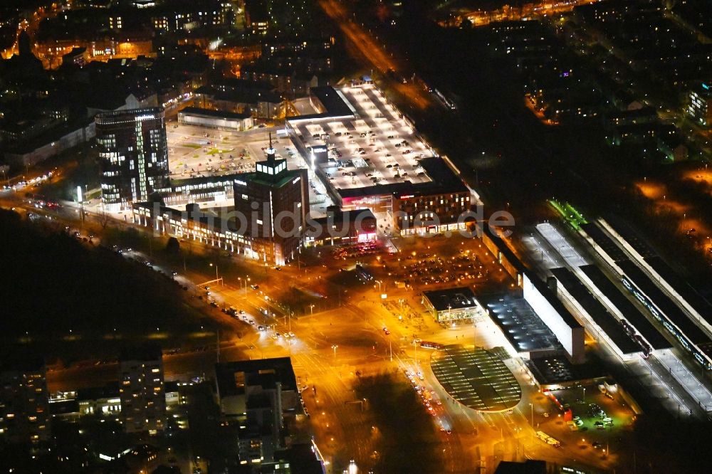 Braunschweig bei Nacht aus der Vogelperspektive: Nachtluftbild des Hauptbahnhof der Deutschen Bahn in Braunschweig im Bundesland Niedersachsen