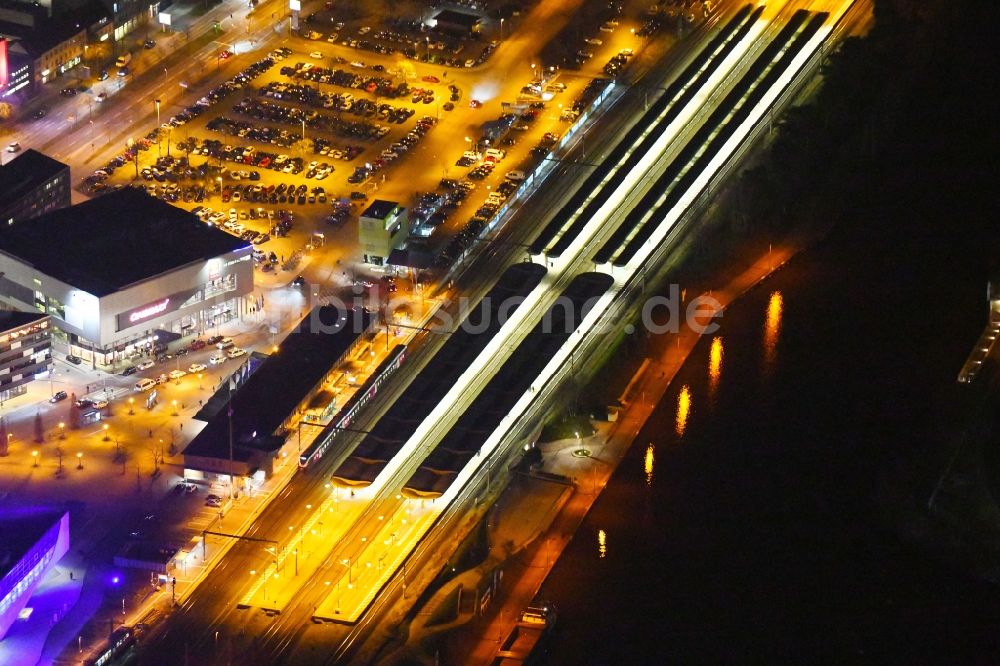 Nacht-Luftaufnahme Wolfsburg - Nachtluftbild des Hauptbahnhof der Deutschen Bahn in Wolfsburg im Bundesland Niedersachsen, Deutschland